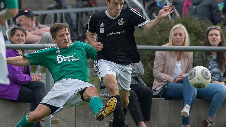 Hartnäckigkeit wird belohnt: Riedenbergs Max Schultheis (links) beackert Strahlungens Stürmer Tim Krais.  Foto: Anand Anders