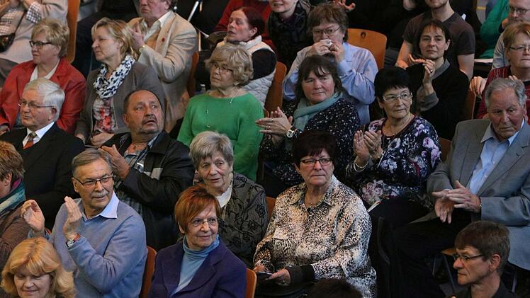 Impressionen vom Gastspiel des Jugend-Symphonieorchester Oberfranken in Frohnlach: Reichlich Applaus gab's von den Zuhörern.Foto: Jochen Berger