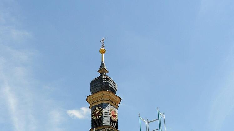 Die Georgskirche im Eltmanner Stadtteil Roßstadt: Ein Steinmetz saniert auch die Giebelfassade. Wenn das Gerüst nun schon mal steht...