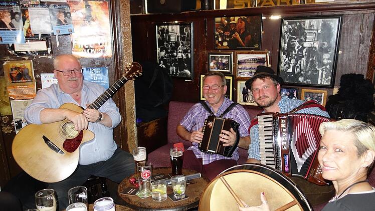 Frank Schmitt am Akkordeon, einige irische Mitspieler und eine Biere auf niedrigen Tischen - mehr braucht es im Pub nicht.  Foto: Privat