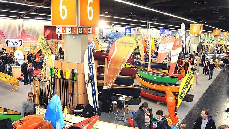 In der Outdoor- und Sportabteilung finden Sie verschiedene Boote. Vom Kanu bis zum Segelboot ist alles dabei. Foto: freizeitmesse.de