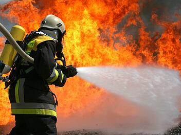 Unterfranken: Scheune brennt nieder - meterhohe Flammen schlagen aus Dach