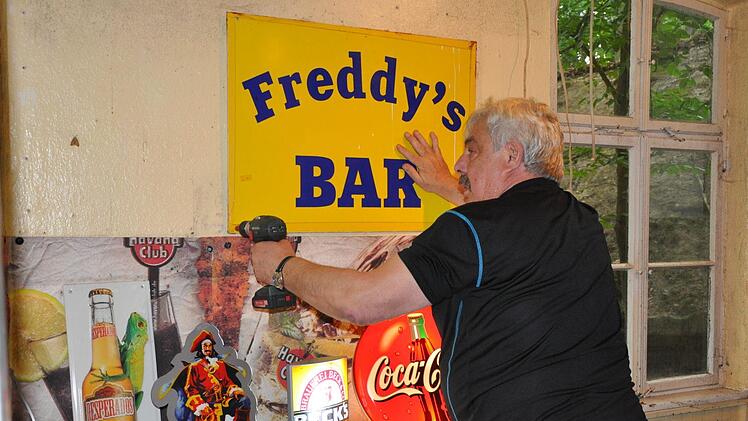 : Im Fachwerkhäuschen hat der Chef des Kult-Treffs aufgeräumt und schraaubte das Schild "Freddy´s-Bar" ab.