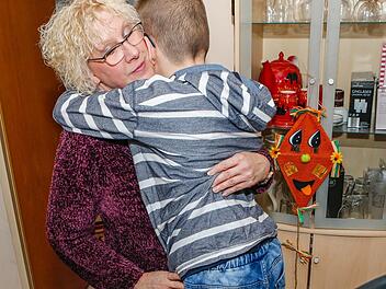 Das ständige schwere Heben hat  seinen Tribut gefordert: Christine H., die Mama von Max,  der auf den Rollstuhl angewiesen ist,  hat einen Bandscheibenvorfall erlitten. Und jetzt? Archivbild: Matthias Hoch
