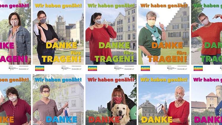 Die Community-Masken, die von diesen ehrenamtlichen Näherinnen hergestellt wurden, und andere Masken natürlich auch, sind vorhanden und sollten auch getragen werden. Darauf machen die Ehrenamtlichen nun bei einer Plakataktion aufmerksam.  Foto: Corinna Rösler