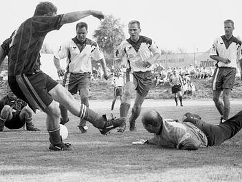 Der TSV Stangenroth (dunkle Trikots) gehörte 1996/97 weiter der A-Klasse an. Aber auch der in Wollbach unterlegene B-Klassist TSV Bad Bocklet folgte trotz der 2:4-Niederlage , weil er überraschend den TSV Nüdlingen bezwang und in die B-Klasse stürzte. Foto: Kunstmann
