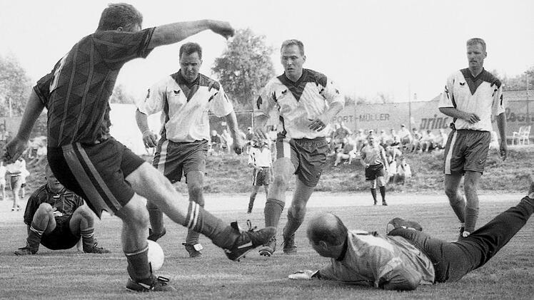 Der TSV Stangenroth (dunkle Trikots) gehörte 1996/97 weiter der A-Klasse an. Aber auch der in Wollbach unterlegene B-Klassist TSV Bad Bocklet folgte trotz der 2:4-Niederlage , weil er überraschend den TSV Nüdlingen bezwang und in die B-Klasse stürzte. Foto: Kunstmann