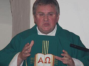 Pfarrer Ignatius Kobus verlässt den Landkreis Kronach. Foto: Heike Schülein