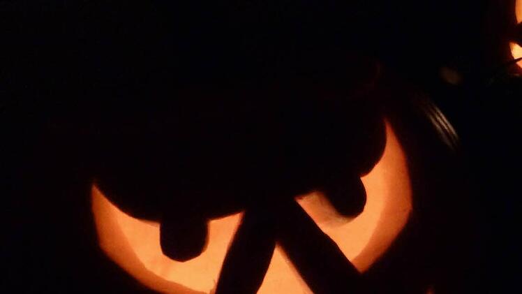 Ein gruseliger Kürbis und verkleidete Kinder, die an Haustüren klingeln - das ist Halloween.  Fotos: epd/map