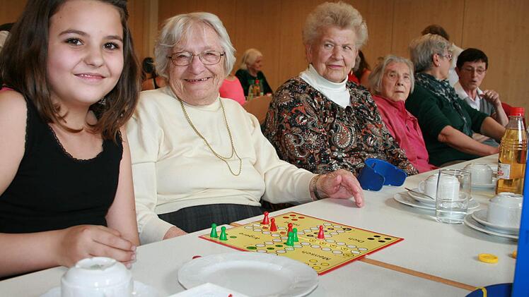 Ob "Mensch ärgere dich nicht" oder Kartenspiel - Senioren wie Schülerinnen gefiel der gemeinsame Nachmittag.