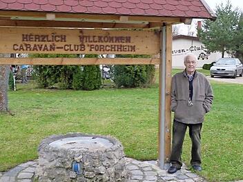 Platzwart Hans Kornfeld am Eingang des Campingplatzes Foto: PaulineLindner