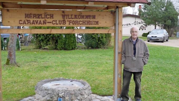 Platzwart Hans Kornfeld am Eingang des Campingplatzes Foto: PaulineLindner