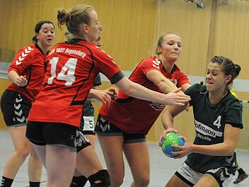 Ampel auf Rot: Der Qualitäts-Zuwachs in Reihen des ESV Regensburg bremste die SG Garitz/Nüdlingen (rechts: Anna Kleinhenz) aus. Foto: Hopf