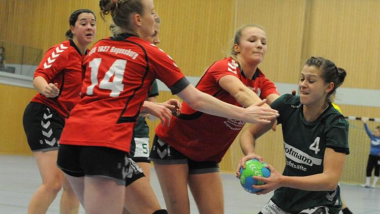 Ampel auf Rot: Der Qualitäts-Zuwachs in Reihen des ESV Regensburg bremste die SG Garitz/Nüdlingen (rechts: Anna Kleinhenz) aus. Foto: Hopf
