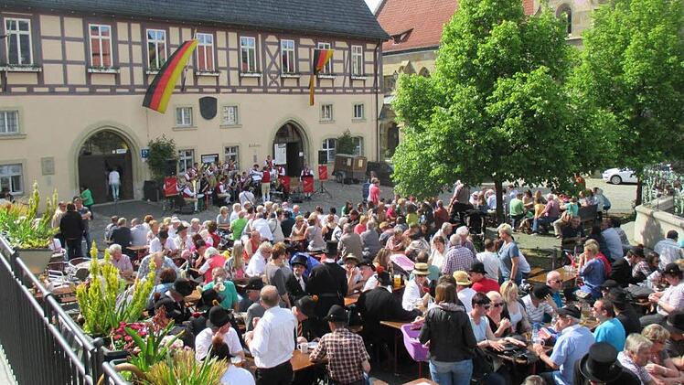 Viele Besucher aus der Region waren Augenzeuge des Probeauszuges und versammelten sich anschließend zum gemütlichen Ausklang auf dem historischen Marktplatz, wo sie von der Musikkapelle Buch unterhalten wurden.
