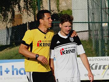 Trainer Bernd Eigner (links), Mittelfeldspieler Sebastian Götz (rechts) und die gesamte Mannschaft des FC Sand bauen darauf, dass der Heimsieg über den FCE Bamberg neuen Schwung verleiht.