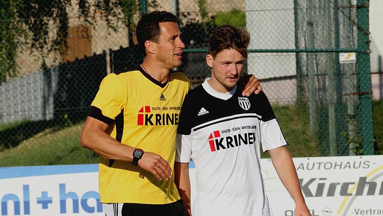 Trainer Bernd Eigner (links), Mittelfeldspieler Sebastian Götz (rechts) und die gesamte Mannschaft des FC Sand bauen darauf, dass der Heimsieg über den FCE Bamberg neuen Schwung verleiht.