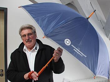 Roland Pyka mit dem Verkehrswacht-Regenschirm. Der sieht nicht nur elegant aus, sondern reflektiert auch Scheinwerferlicht. Die Reflektoren sind farblich dezent.  Foto: Friedwald Schedel