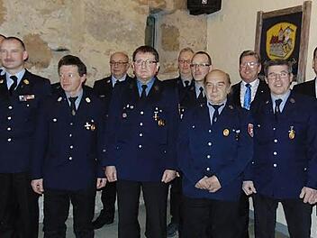 Landrat Ulm (r.) würdigt die verdienten Feuerwehrleute aus Neunkirchen.  Foto: Petra Malbrich