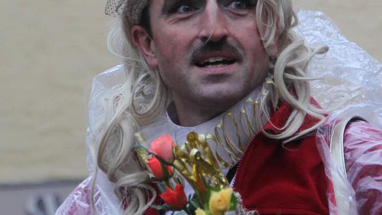 Begleitung der Bad Brückenauer Kräbbelkönigin Foto:Ulrike Müller