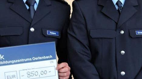 Einen Spendenscheck über 850 Euro der Lehrgangsteilnehmer hielten deren Sprecher David Ernemann (rechts) und dessen Stellvertreter Tom Petters für die Welthungerhilfe bereit. Foto: Sigismund von Dobschütz