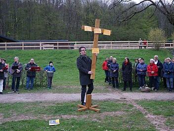 Bernhard Hopf mit dem Kreuz, an das symbolisch die menschlichen Kreuze genagelt worden waren.  Foto: Marion Eckert