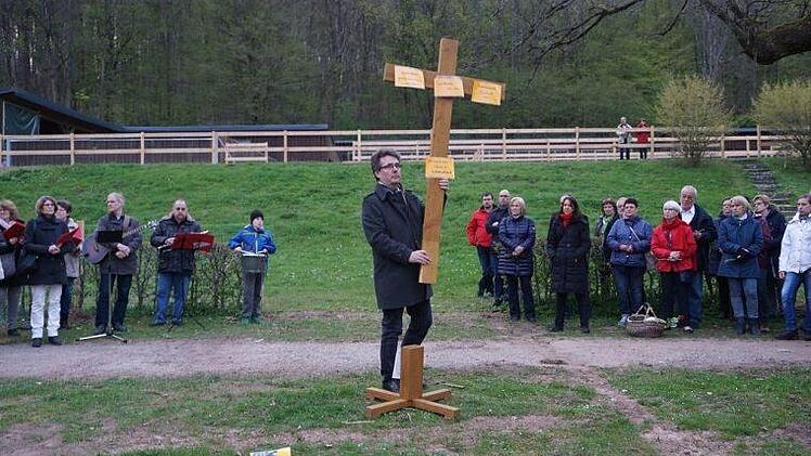 Bernhard Hopf mit dem Kreuz, an das symbolisch die menschlichen Kreuze genagelt worden waren.  Foto: Marion Eckert