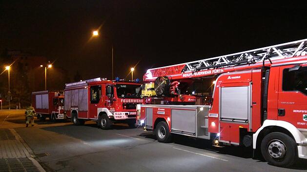 In einer Munitionsfabrik in Fürth hat es am Donnerstagabend gebrannt. Ein Großaufgebot der Feuerwehr war vor Ort. Foto: News5/Oßwald