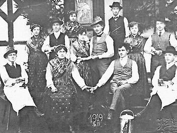 Unverheiratete Einhaltpaare aus Pressig anl&auml;sslich der Kirchweih im Jahr 1919 vor der Gastwirtschaft Barnickel. Oft fanden die jungen Leute bei der Kerwa die gro&szlig;e Liebe ihres Lebens. Foto: Privatarchiv Georg Dinkel, Pressig