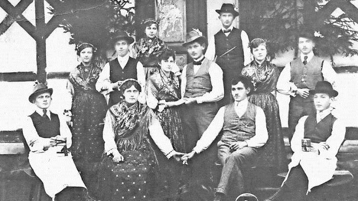 Unverheiratete Einhaltpaare aus Pressig anl&auml;sslich der Kirchweih im Jahr 1919 vor der Gastwirtschaft Barnickel. Oft fanden die jungen Leute bei der Kerwa die gro&szlig;e Liebe ihres Lebens. Foto: Privatarchiv Georg Dinkel, Pressig