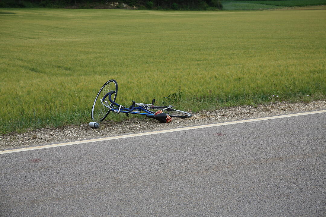 Auto prallt im Landkreis Forchheim mit zwei Radfahrern zusammen