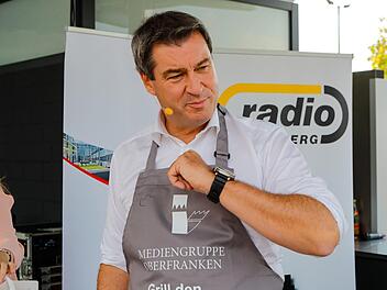 Hier steht Markus Söder am Grill bei der Mediengruppe Oberfranken in Bamberg. Matthias Hoch