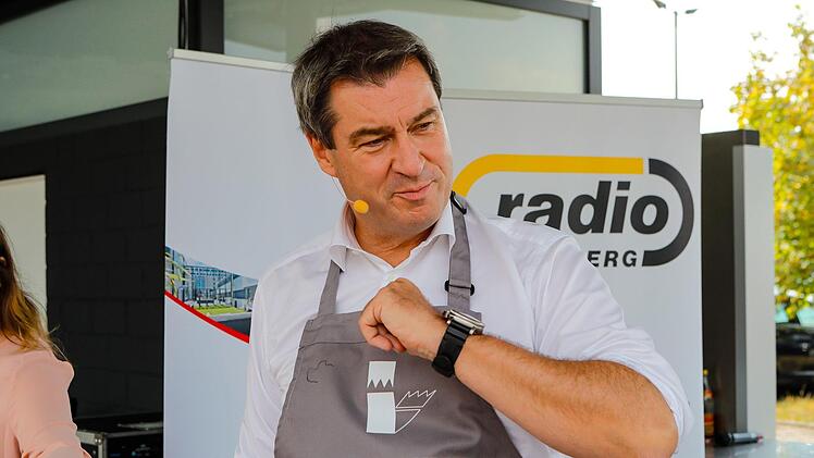 Hier steht Markus Söder am Grill bei der Mediengruppe Oberfranken in Bamberg. Matthias Hoch