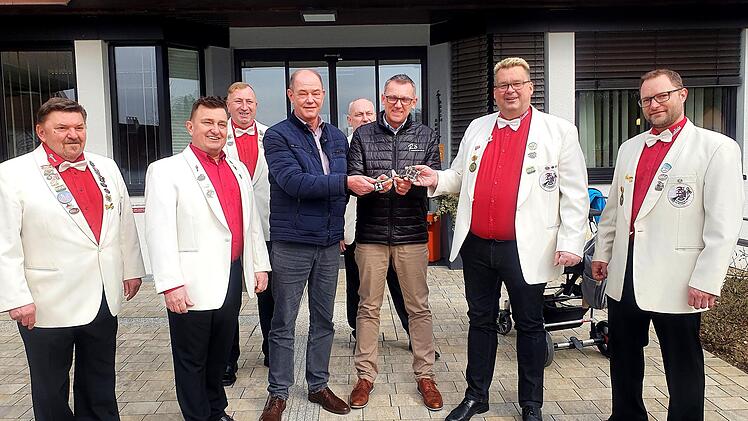 Eine Abordnung der &bdquo;Besenbinder&ldquo; gab den Rathausschl&uuml;ssel zur&uuml;ck an R&ouml;ttenbachs B&uuml;rgermeister Ludwig Wahl.