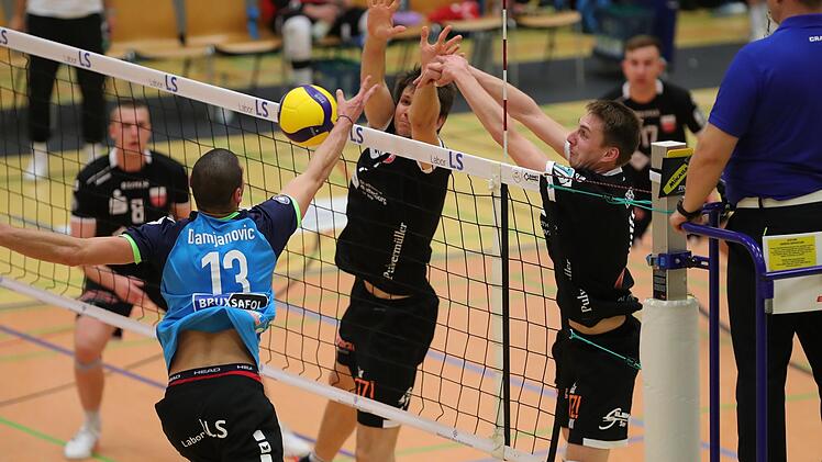 Branko Damjanovic (links) war beim zweiten Saisonsieg der Hammelburg Volley vor heimischer Kulisse auch nicht vom gegnerischen Block des TV Rottenburg zu stoppen. Er wurde nach dem Spiel zum MVP gek&uuml;rt. Foto: Jens Feistel
