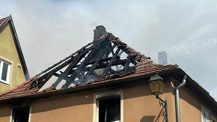 Brand eines Einfamilienhauses in Frickenhausen: Feuerwehr im Einsatz