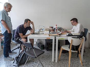 Die griechischen Investigativjournalisten Nikolas Leontopoulos (Mitte) und Thodoris Chondrogiannos (rechts) vom Online-Start-up "Reporters United" sehen sich besonders von einschüchternden Strafandrohungen bedroht.