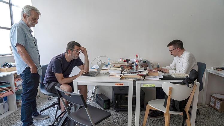 Die griechischen Investigativjournalisten Nikolas Leontopoulos (Mitte) und Thodoris Chondrogiannos (rechts) vom Online-Start-up "Reporters United" sehen sich besonders von einschüchternden Strafandrohungen bedroht.