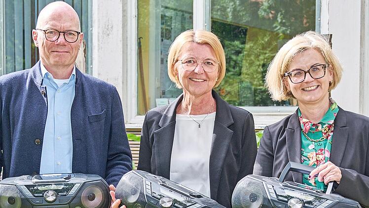 Stefan Echinger, Administrativer Direktor LIfBi (l.), &uuml;berreichte gemeinsam mit Bildungsreferentin Gabriele Kepic (r.) f&uuml;nf CD-Player an die Schulleiterin der Erl&ouml;ser-Mittelschule, Elke Barth.