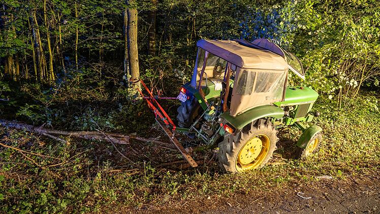 J&auml;ger findet bewusstlosen Mann unter Traktor - 36-J&auml;hriger verletzt in Klinik gebracht