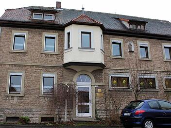 Der Erker am Altbau des Kindergartens St. Josef wird weggerissen. An seiner Stelle soll ein großes Rundbogenfenster installiert werden. Foto: Peter Pfannes