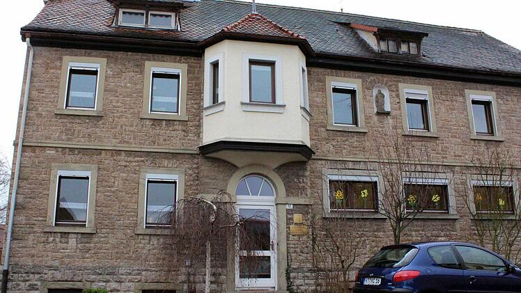 Der Erker am Altbau des Kindergartens St. Josef wird weggerissen. An seiner Stelle soll ein großes Rundbogenfenster installiert werden. Foto: Peter Pfannes