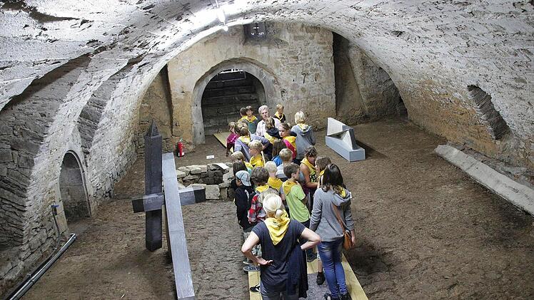 Riesengroß ist der Keller unter dem Heimatspielhaus. Er wurde zusammen mit dem Haus renoviert und dient zum Beispiel für Kunstinstallationen.  Foto: Dieter Britz