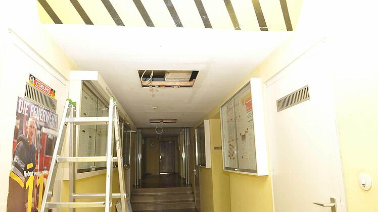 Auch dieser Gang hinter der Bühne wurde in Mitleidenschaft gezogen.Foto: Andrea Kremper