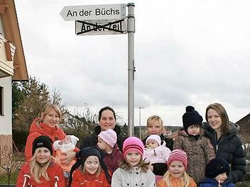 Anlässlich der "Umbenennung" ihrer Straße posierten (hinten, von links) die kleine Luisa, Lena, Hanna und Nora. Vorne auf der Bank sitzen Alina, Lilly, Lara, Annika und Leni. Foto: Gabriele Sell