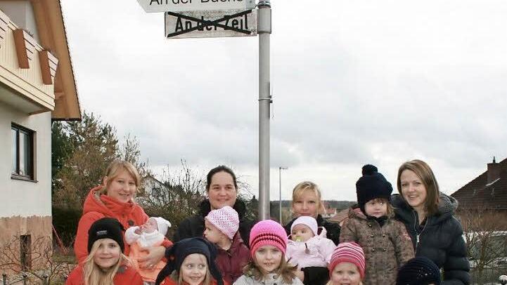Anlässlich der "Umbenennung" ihrer Straße posierten (hinten, von links) die kleine Luisa, Lena, Hanna und Nora. Vorne auf der Bank sitzen Alina, Lilly, Lara, Annika und Leni. Foto: Gabriele Sell