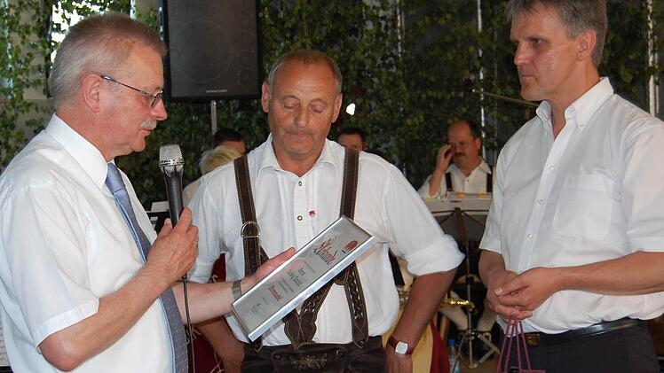 Bürgermeister Gotthard Schlereth (links) und Ortsbeauftragter Klaus Kunder (rechts) ehrten Ludwig Knüttel (Mitte). Foto: Günther Straub