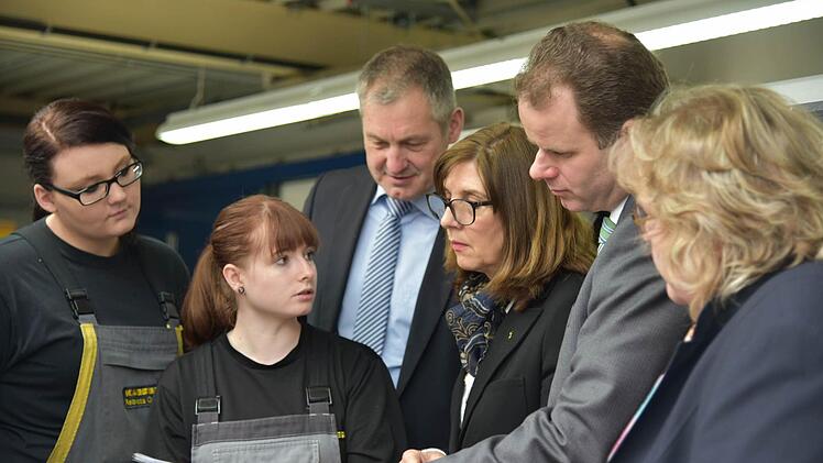 Rebecca Ondra, Jennifer Schorr im Gespräch mit Raimund Becker, Tina-Maria Vlantoussi-Kaeser, Rüdiger Hopf und Brigitte Glos, Vorsitzende der Agentur für Arbeit Bamberg-Coburg . Foto: Gabi Arnold