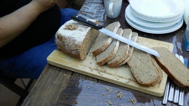 Ein Helfer brachte selbst gebackenes Brot zur Stärkung mit. Foto: privat