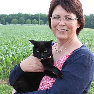 Katze Molli und ihre Besitzerin glücklich wiedervereint.